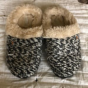 Kooba indoor outdoor fuzzy house slippers